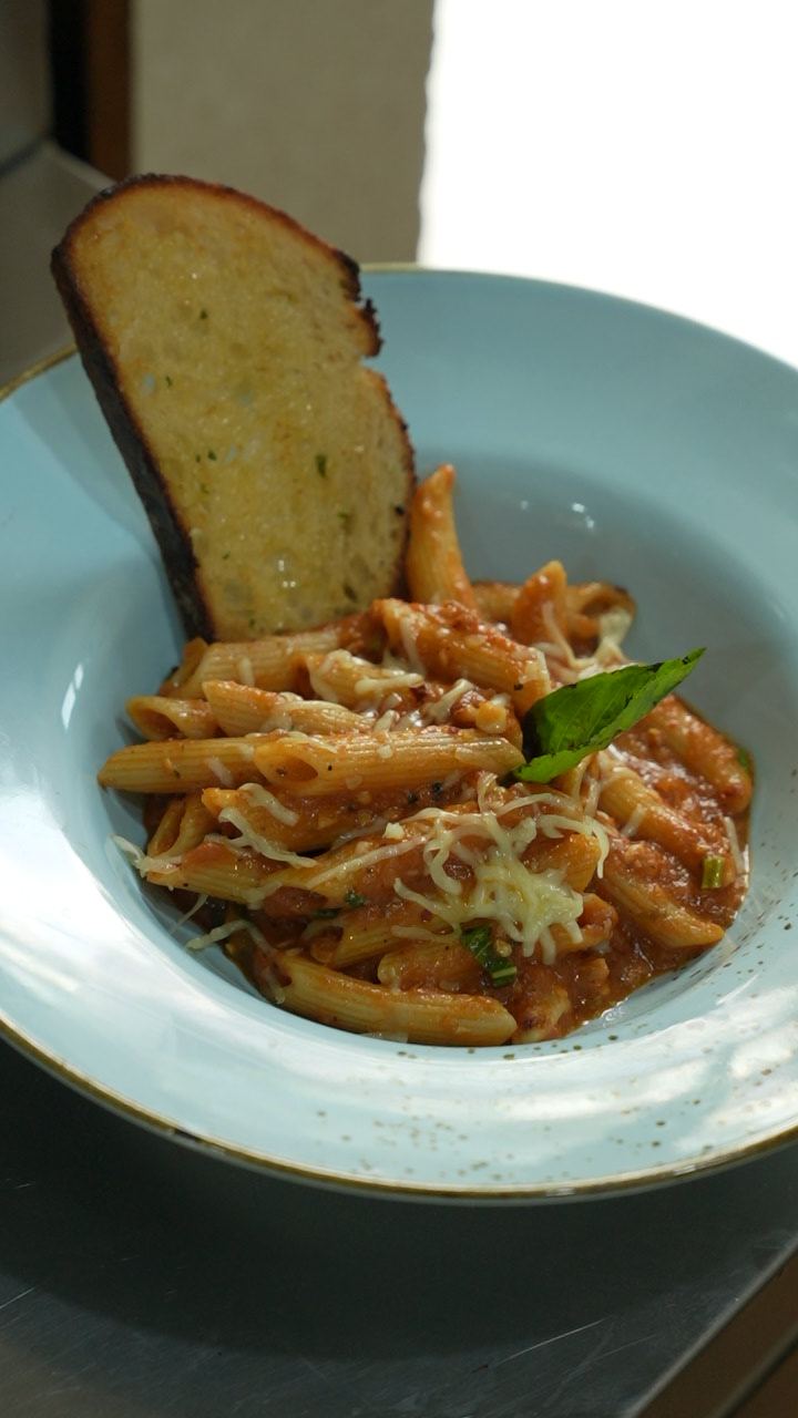 Penne arrabbiata with garlic toast